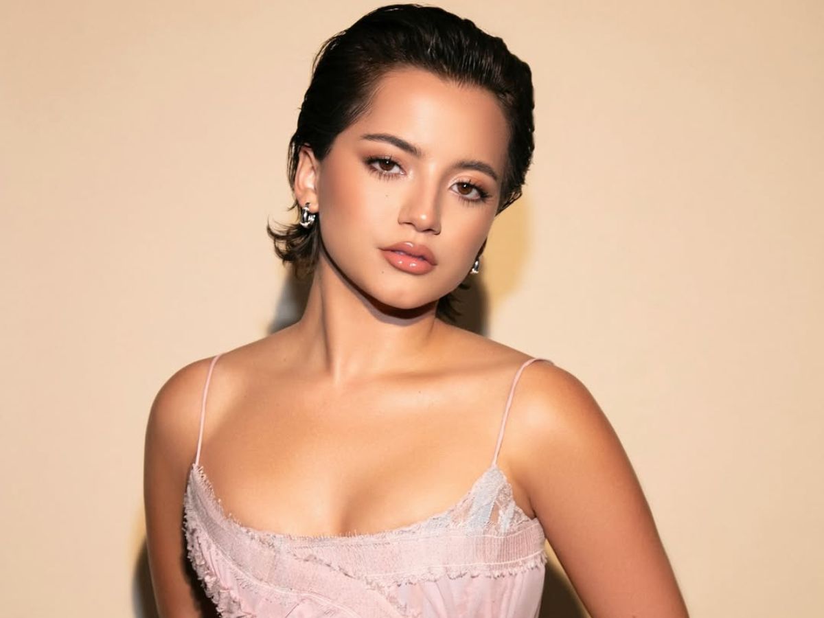 Isabela Merced: Υιοθέτησε το απόλυτο total wet beauty look