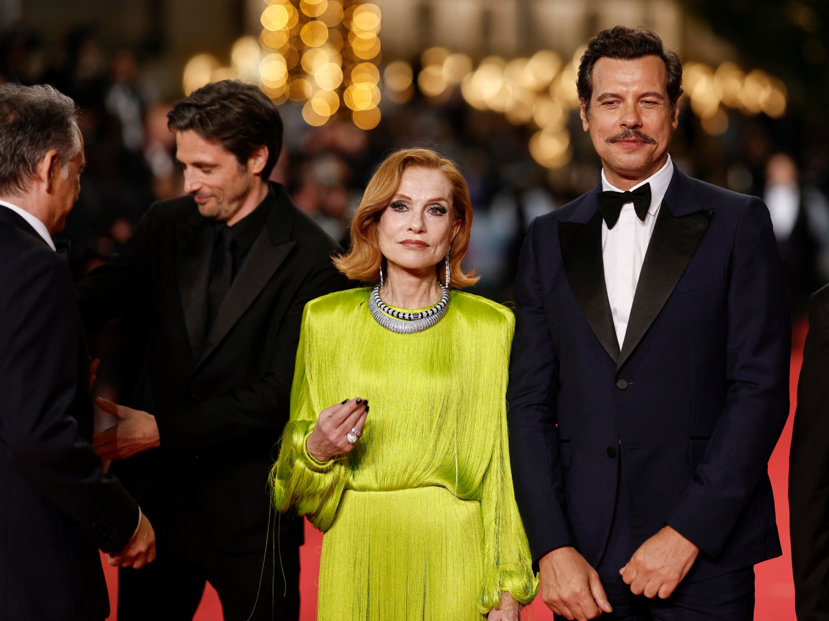 Κάννες 2025: Η iconic εμφάνιση της Isabelle Huppert στο κόκκινο χαλί