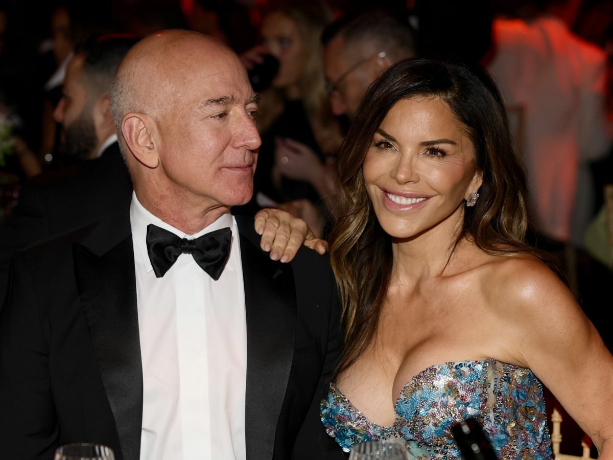 Jeff Bezos – Lauren Sanchez: Λαμπερή εμφάνιση στο amfAR Gala λίγο πριν το γάμο χρονιάς!