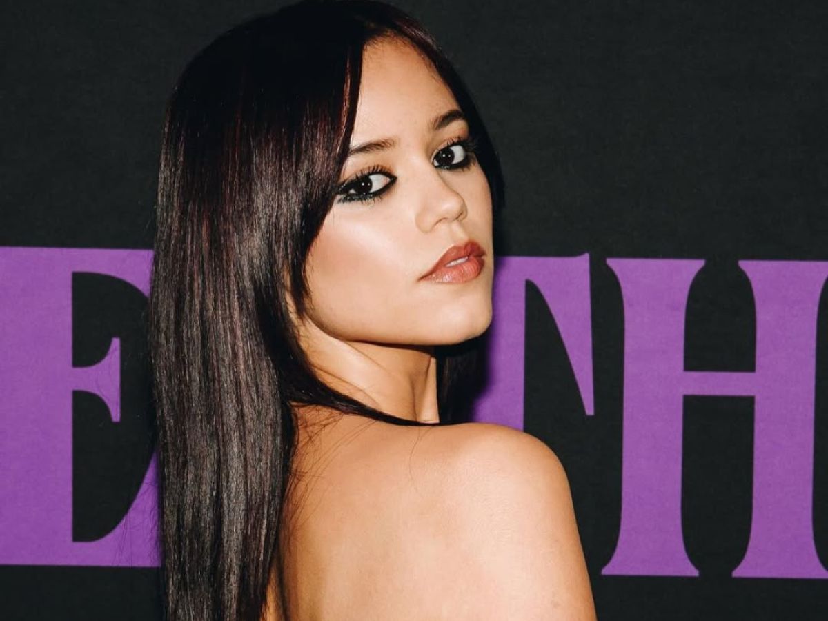 Jenna Ortega: Υιοθετεί τις 90s γυρισμένες άκρες στο χτένισμά της