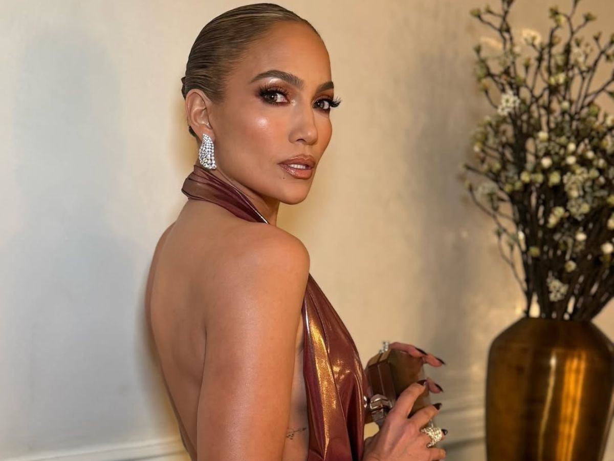 Jennifer Lopez: Ξεχωρίσαμε το sunkissed μακιγιάζ της στα American Music Awards 2025