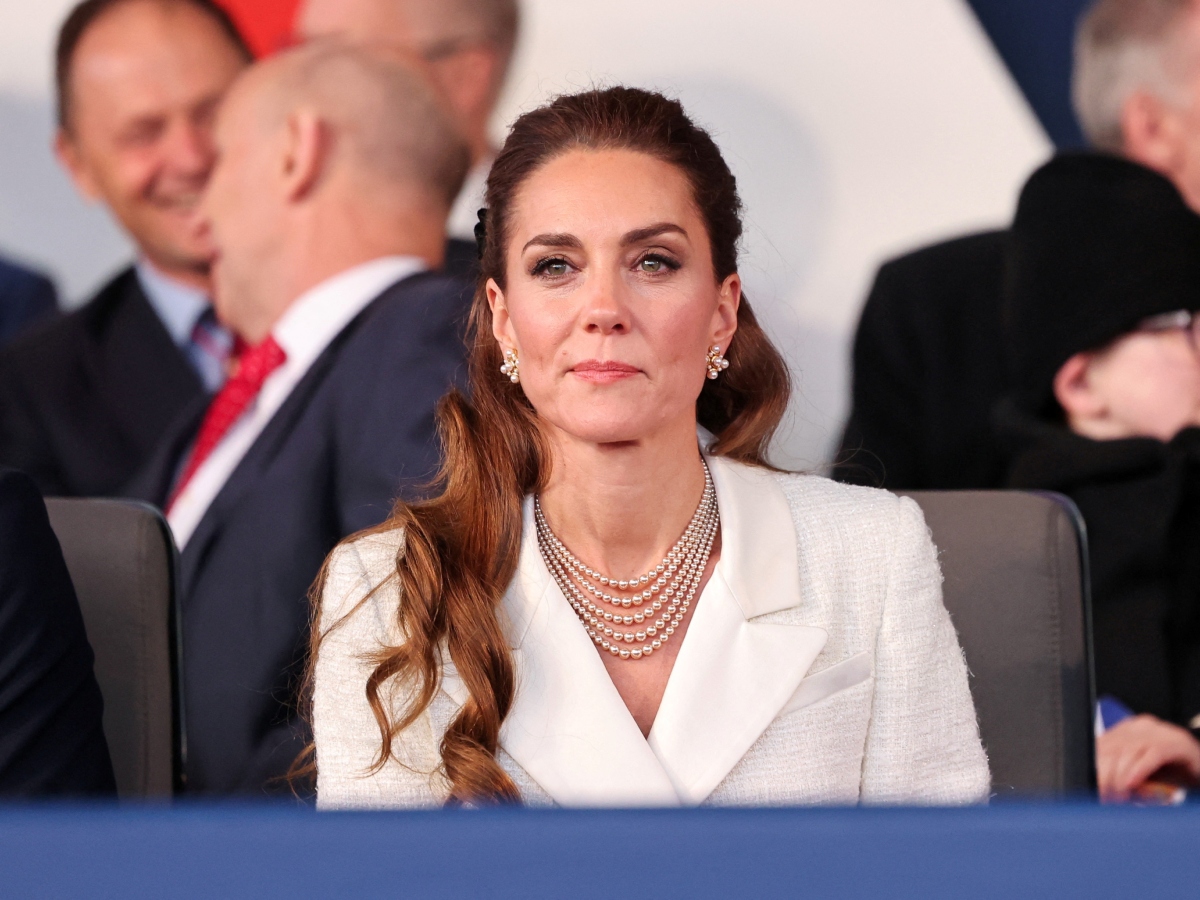 Kate Middleton: Στην τελευταία της εμφάνιση υιοθετεί το πιο κομψό half up που αναβαθμίζει με αγαπημένο αξεσουάρ