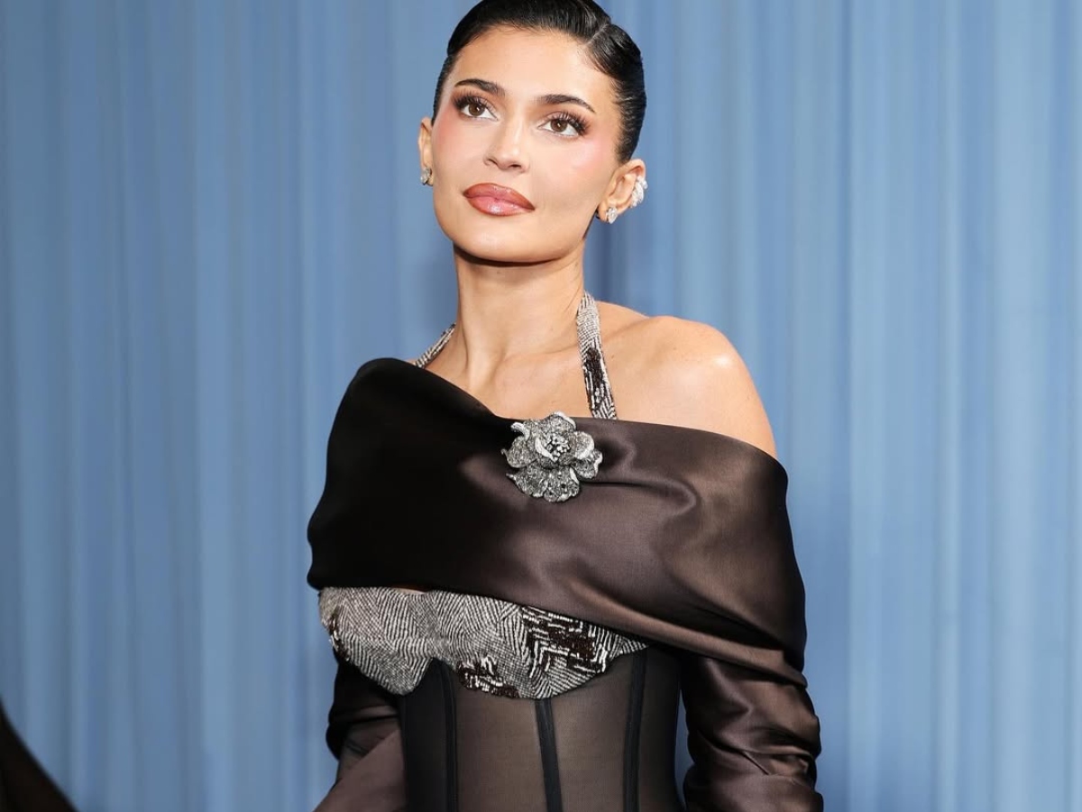 Η Kylie Jenner αφήνει για λίγο στην άκρη το quite luxury beauty look για χάρη των bleached eyebrows