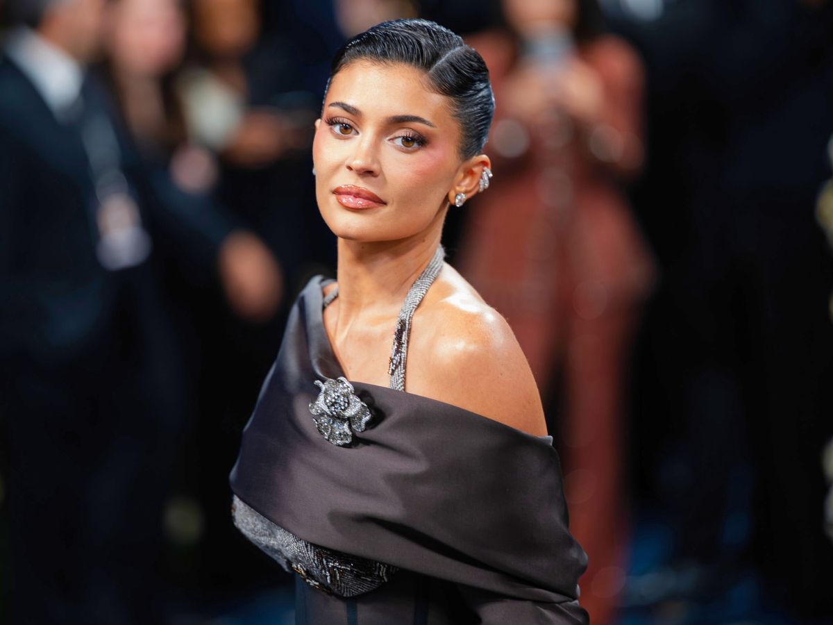 Kylie Jenner: Mε sculpture hairstyle και glam μακιγιάζ στο κόκκινο χαλί του Met Gala 2025