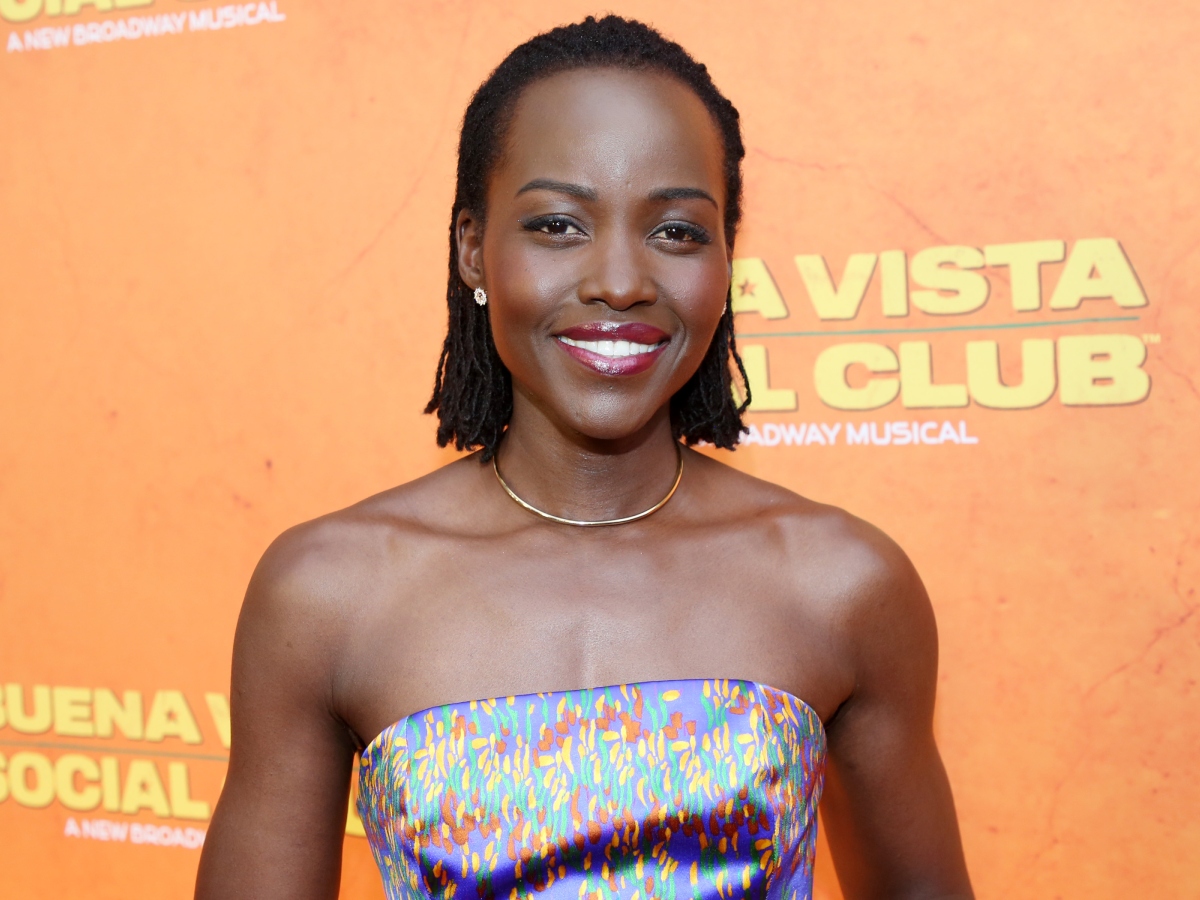 H Lupita Nyong’o στόλισε το έθνικ updo της με τα πιο chic και luxury αξεσουάρ