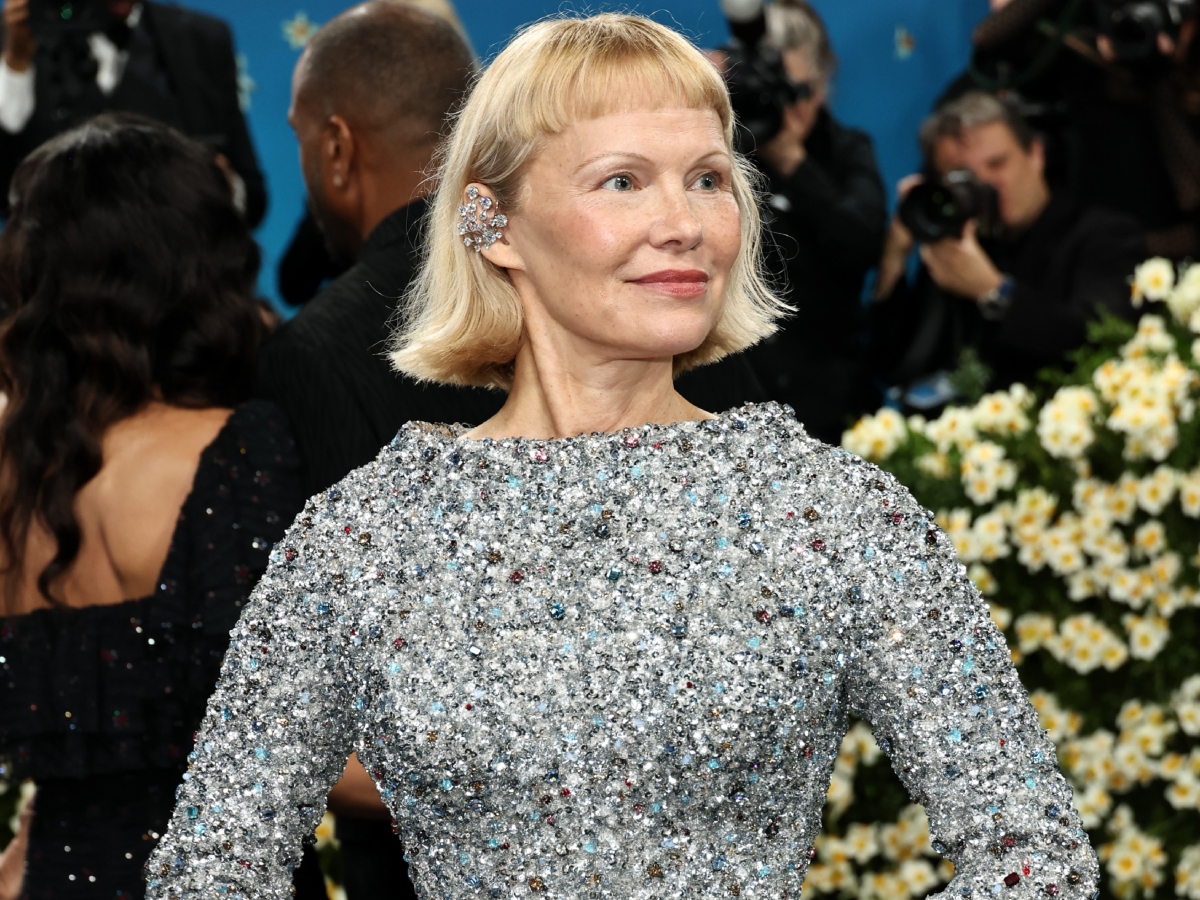 Pamela Anderson: Εμφανίστηκε στο Met Gala με baby bangs, κοντό bob και για άλλη μία φορά χωρίς ίχνος μακιγιάζ