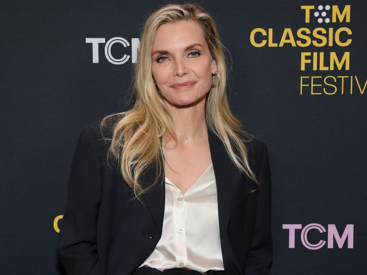 Michelle Pfeiffer: Ποζάρει πιο φυσική από ποτέ με wavy hair look