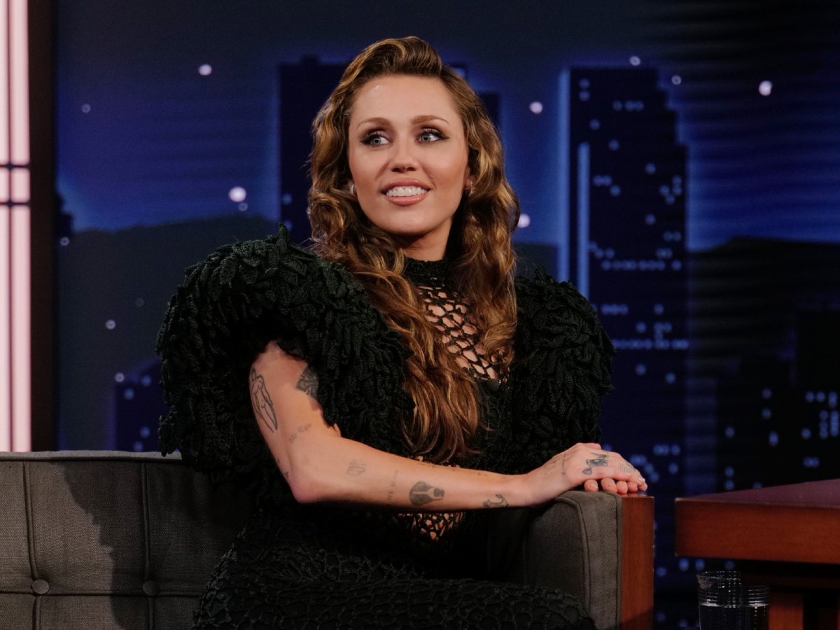 Miley Cyrus: Εμφανίστηκε στο Jimmy Kimmel Live! με δύο διαφορετικά αλλά εξίσου cool χτενίσματα
