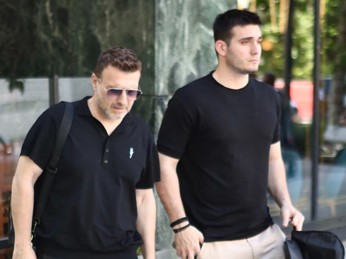 Γιάννης Πλούταρχος – Γιώργος Κακοσαίος: Βόλτα στο κέντρο της Αθήνας για πατέρα και γιο – Φωτογραφίες