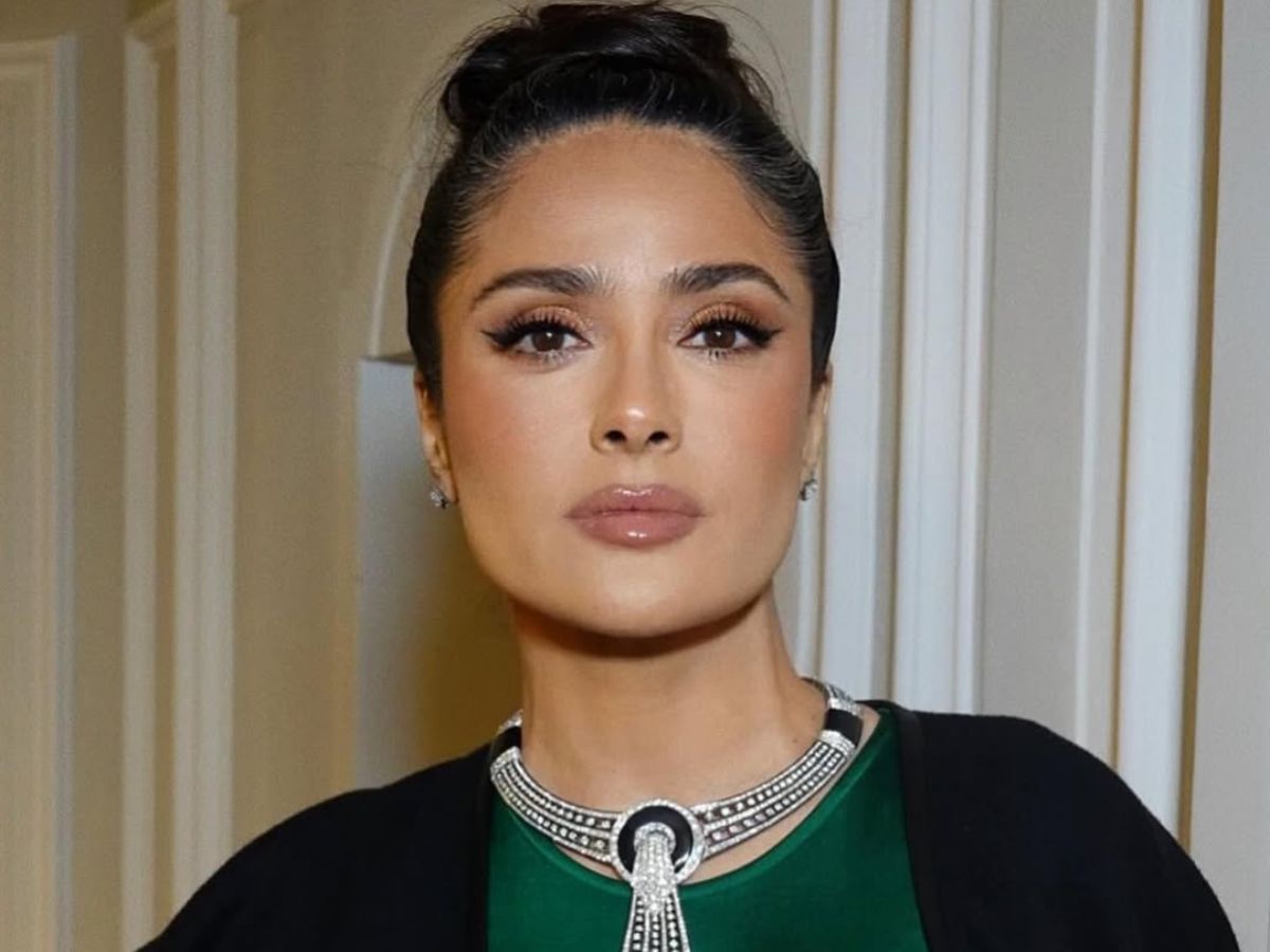 Salma Hayek: Τόλμησε eyeliner σε σμαραγδί απόχρωση