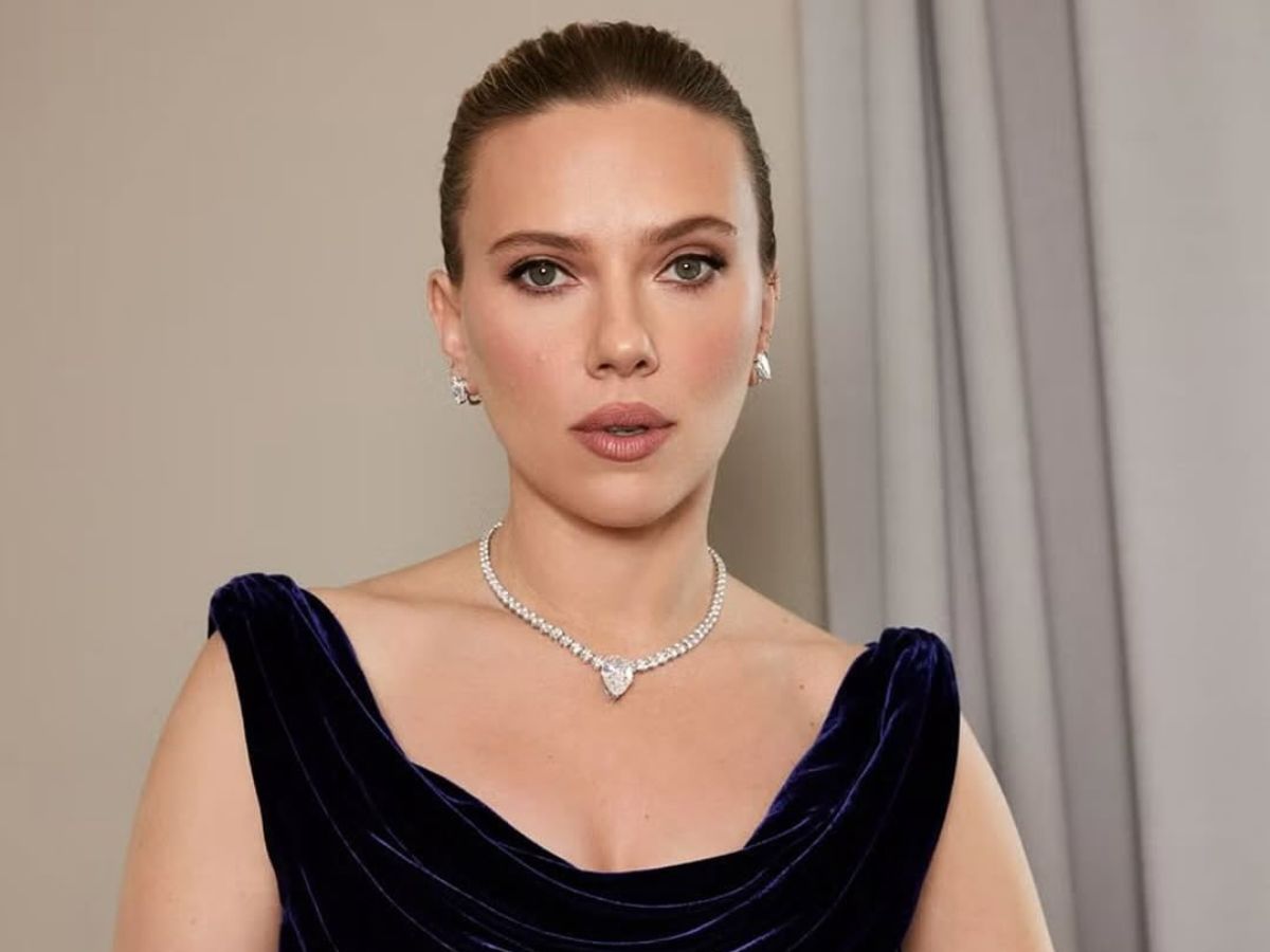 Scarlett Johansson: Εμφανίστηκε στο red carpet με φλογερά κόκκινα χείλη & ατημέλητο bun