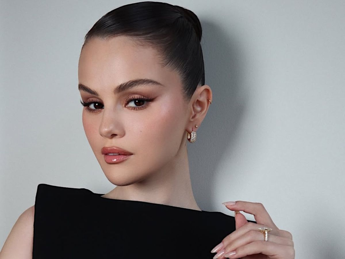 Selena Gomez: Με sleek ballet bun και γήινο μακιγιάζ στο ετήσιο event της Disney