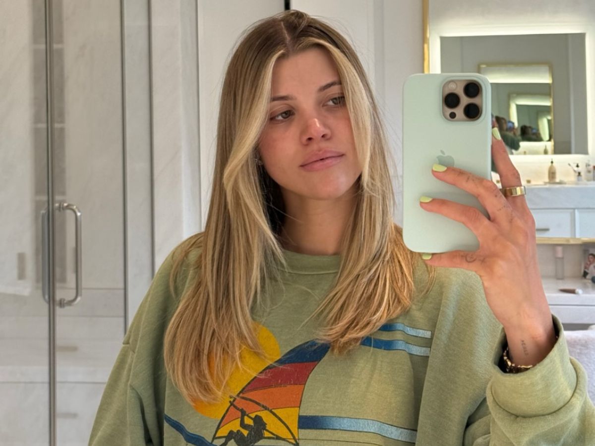H Sofia Richie Grainge αποχαιρετά τα viral Blueberry Milk Nails για ένα Lime μανικιούρ