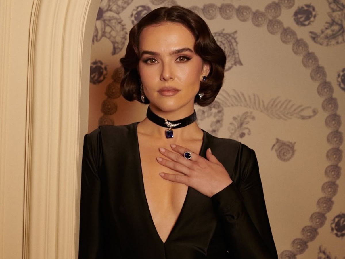 Zoey Deutch: Το μονοχρωματικό της μακιγιάζ είναι soft glam και με την απαραίτητη ανοιξιάτικη λάμψη