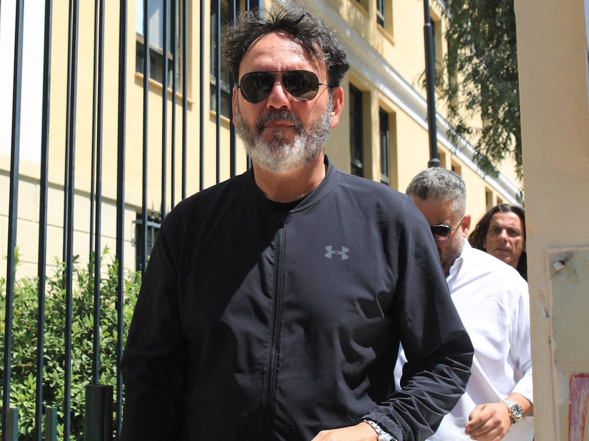 Στάθης Αγγελόπουλος: Αναβολή της δίκης για ενδοοικογενειακή βία – Πρόστιμο 400 ευρώ σε πρώην σύζυγο και γιο
