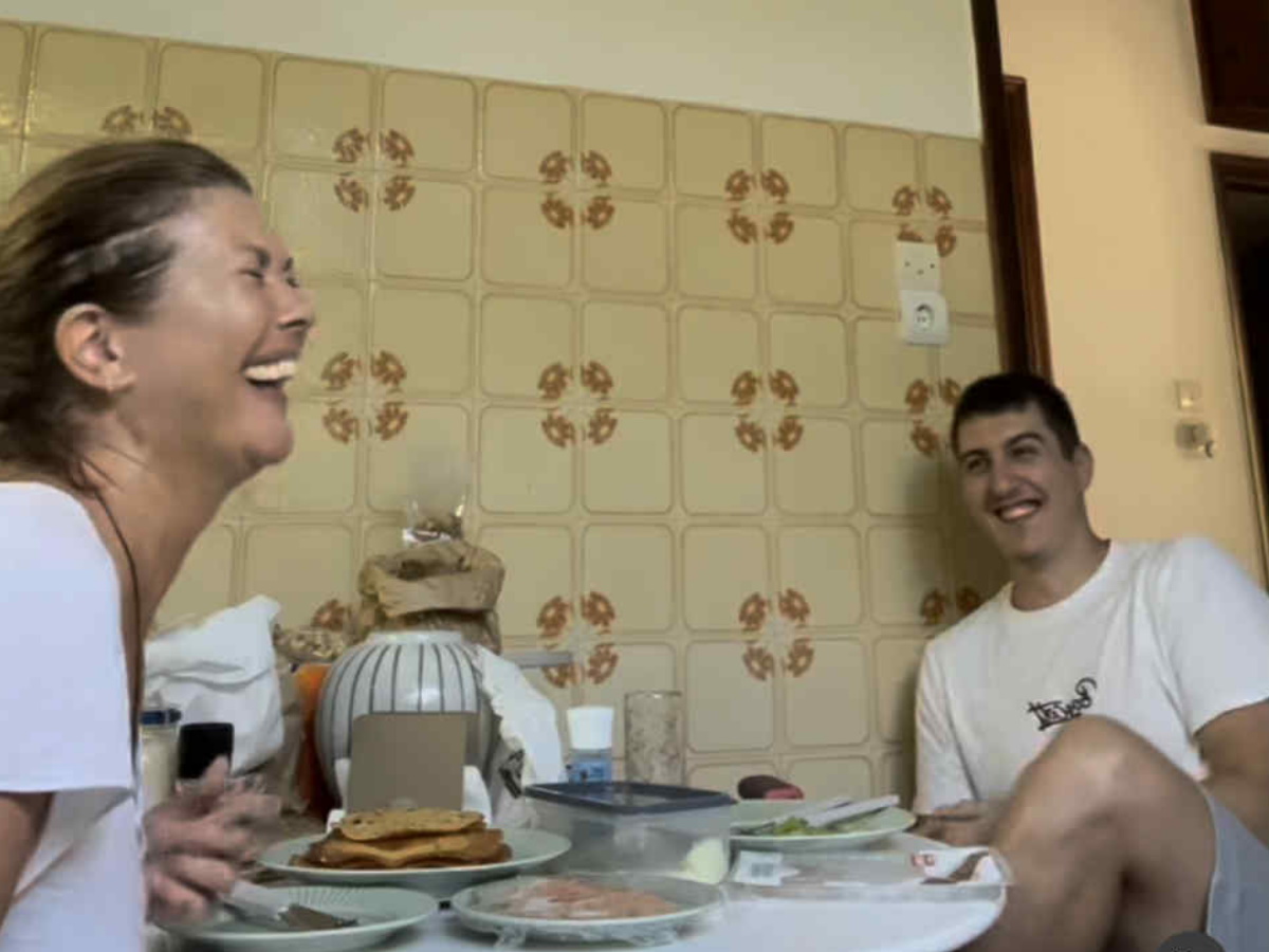 Σοφία Αλιμπέρτη: Ο γιος της, Good Job Nicky της κάνει μαθήματα φωνητικής σε ένα απολαυστικό βίντεο