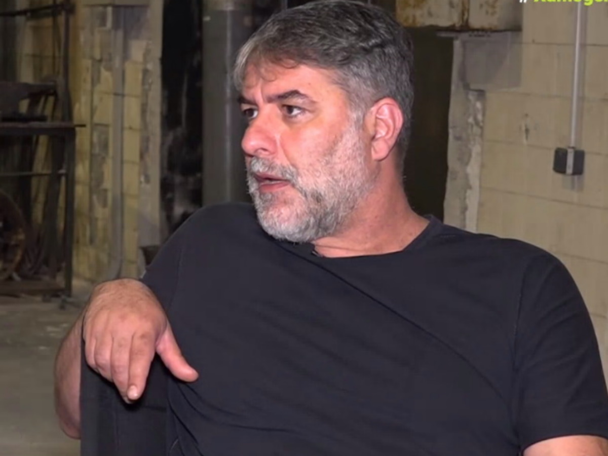 Στο τμήμα ο Βασίλης Μπισμπίκης: Τον αναζητούσαν γιατί προκάλεσε φθορές σε αυτοκίνητα και εγκατέλειψε το σημείο