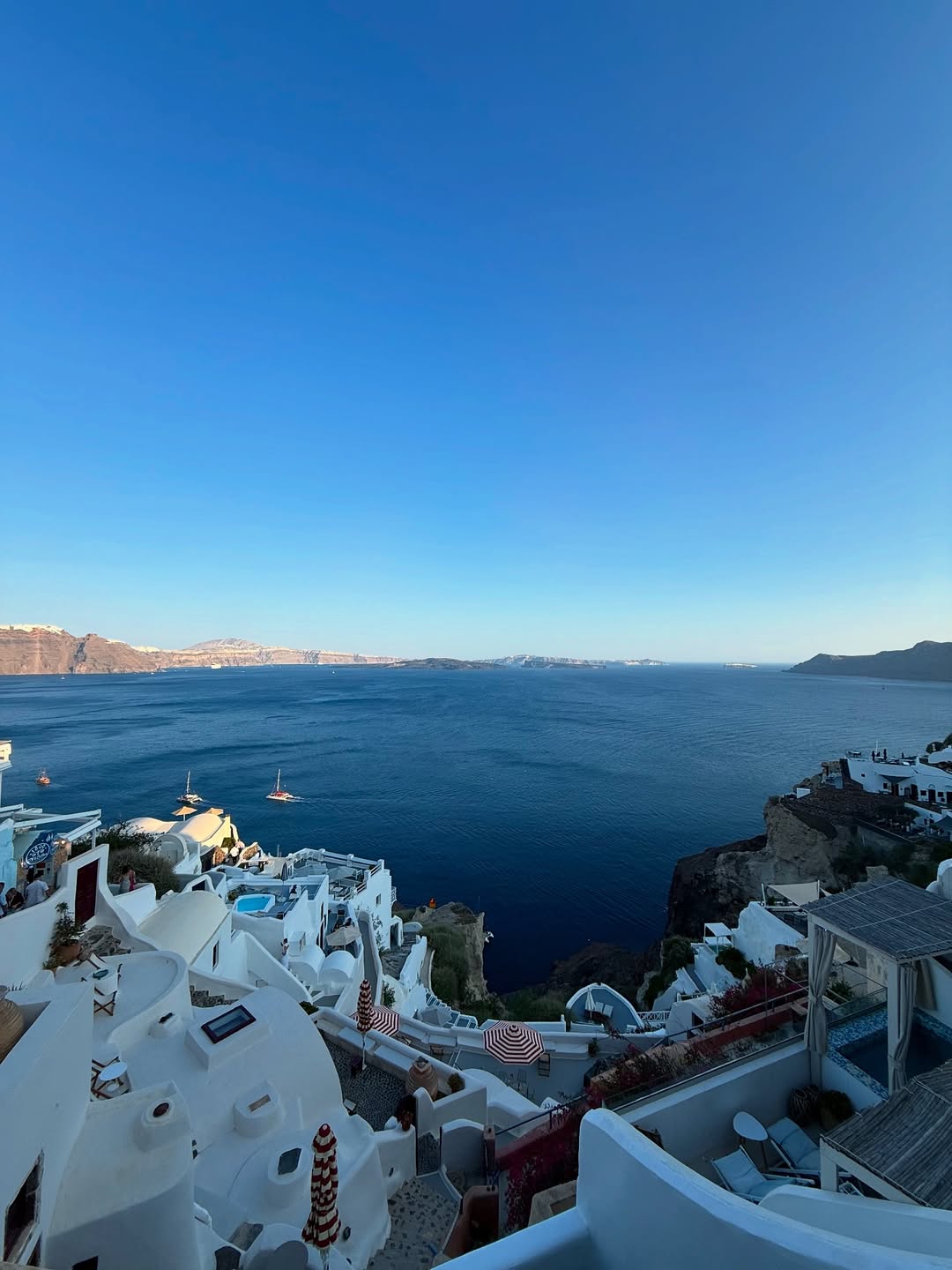 Φίλιππος Μιχόπουλος – Κωνσταντίνα Ευρυπίδου: Πιασμένοι χέρι χέρι σε ταξίδι στη Σαντορίνη! Η τρυφερή φωτογραφία