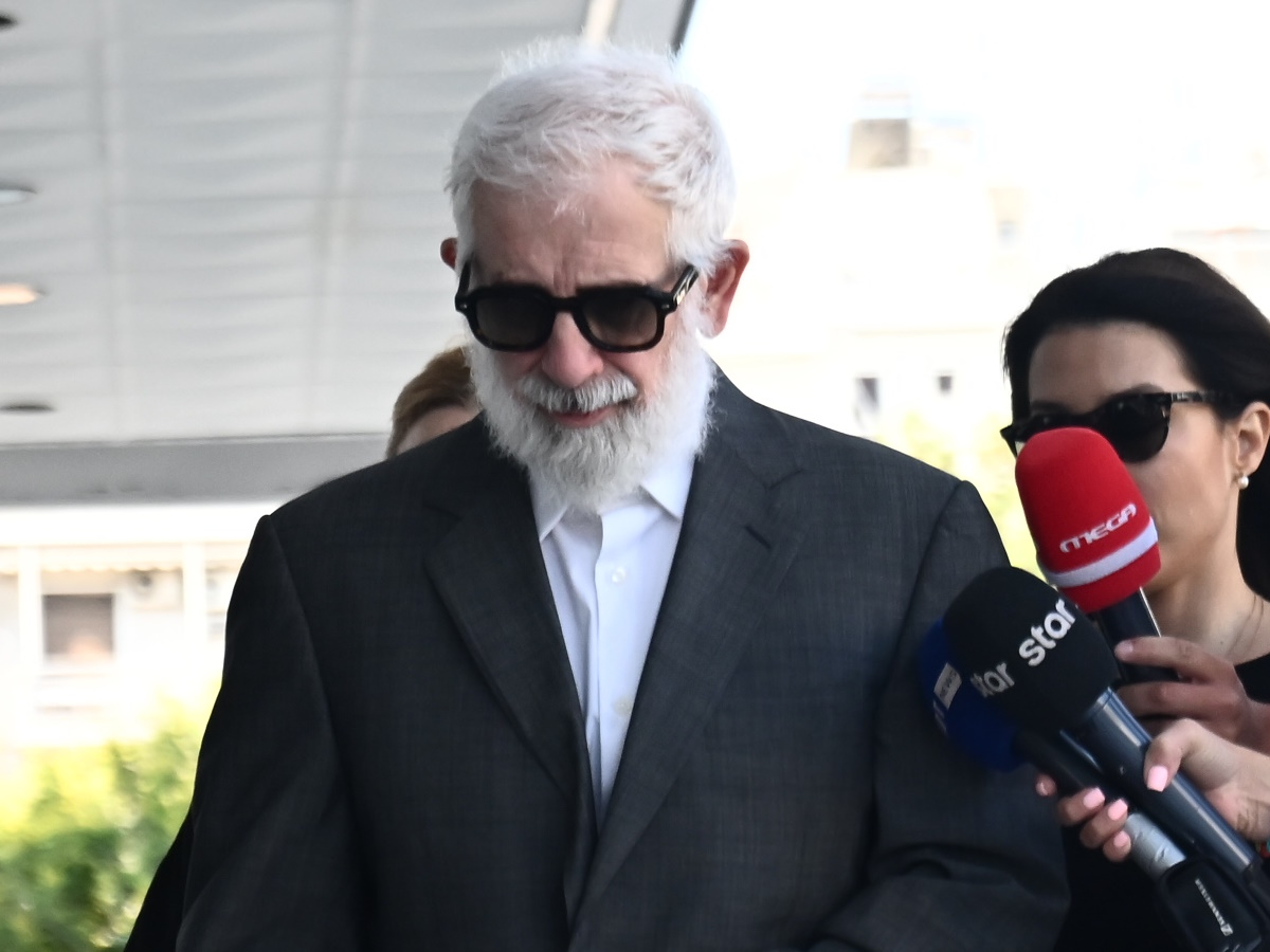 Ένταση στη δίκη του Πέτρου Φιλιππίδη: Ιερέας εισέβαλε στη αίθουσα και αγκάλιασε τον ηθοποιό