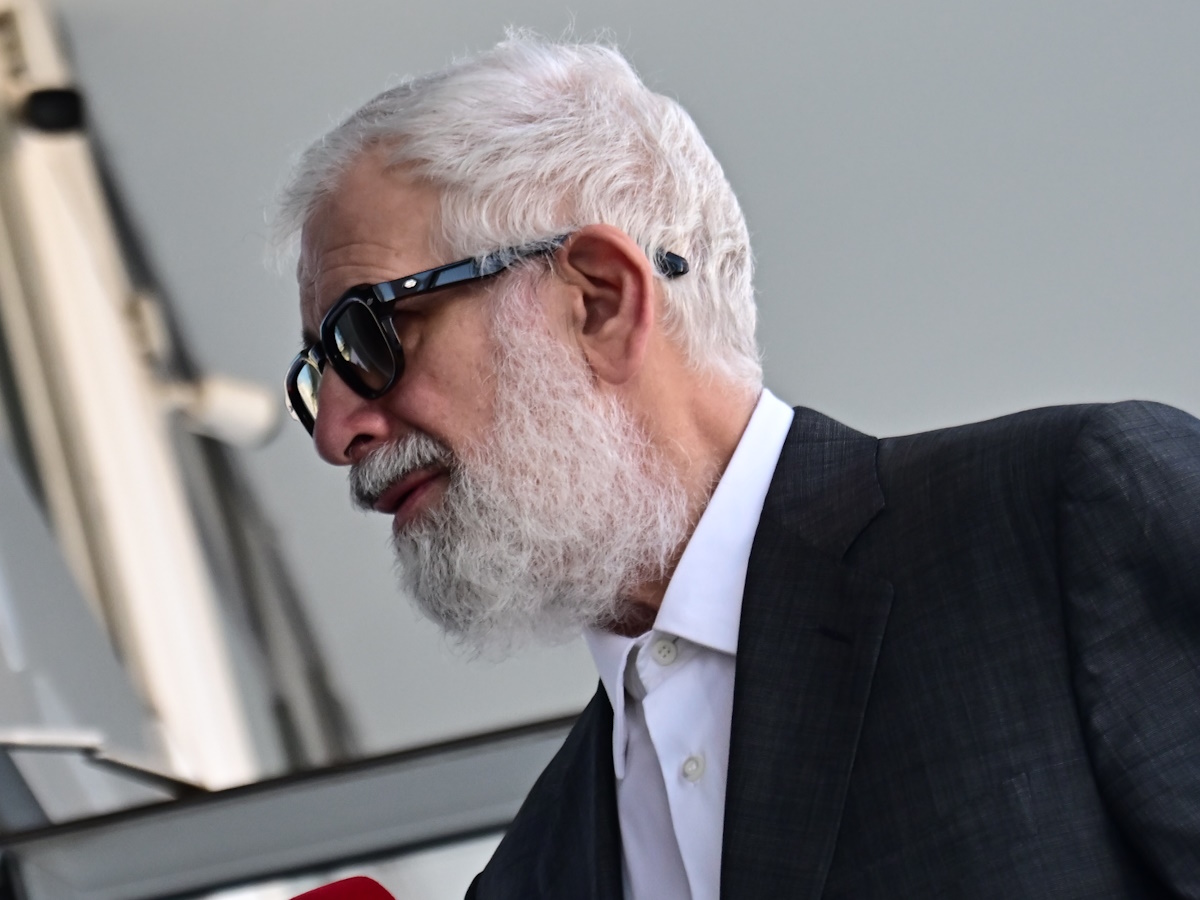 Πέτρος Φιλιππίδης: «Πυρ και μανία» στη δίκη – «Αυτοί είμαστε! Αυτοί είναι! Δικό τους το θέατρο! Πάρτε το!»