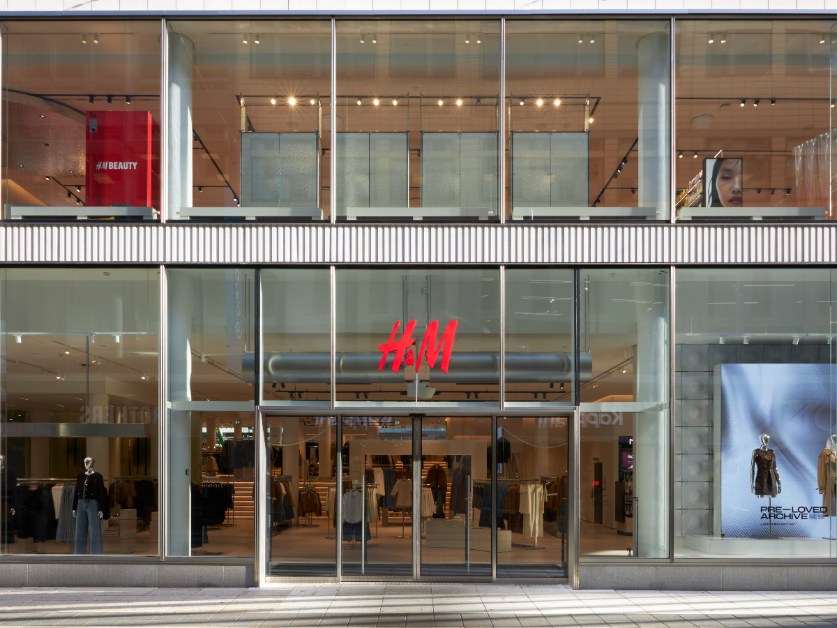 Η H&M ανακοινώνει την πολυαναμενόμενη επαναλειτουργία των ανανεωμένων καταστημάτων της σε Αθήνα και Πειραιά