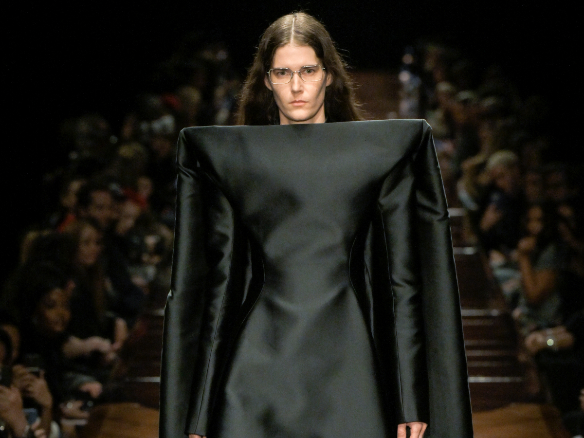 «Balenciaga by Demna»: Η έκθεση αποχαιρετά τον σχεδιαστή που μεταμόρφωσε τον οίκο