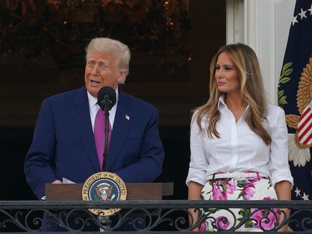 Melania Trump: Μετατρέπει το floral παντελόνι στο απόλυτο go-to κομμάτι του καλοκαιριού!