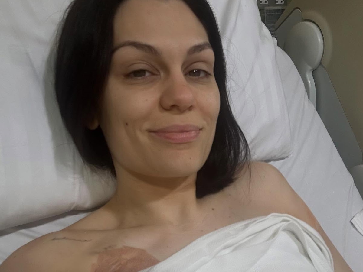 Jessie J: Υποβλήθηκε σε μαστεκτομή μετά τη διάγνωση του καρκίνου του μαστού – Φωτογραφίες και βίντεο από το νοσοκομείο