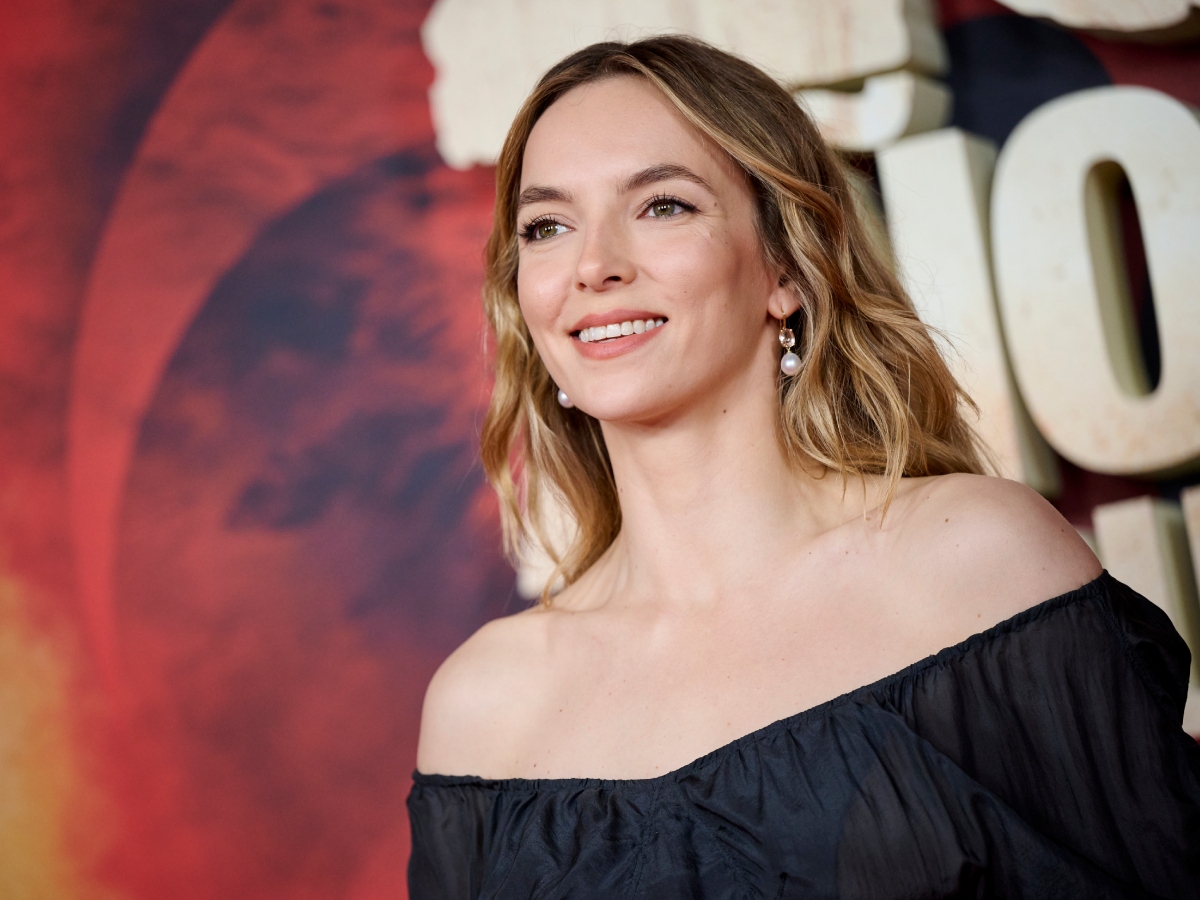 Jodie Comer: Εμφανίστηκε με glam – grunge eye look matchy με την λαμπερή δημιουργία που φορά