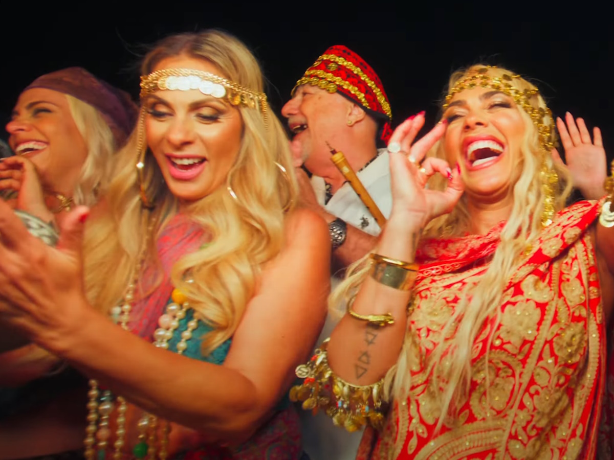 Κόνι Μεταξά – «Sinanay»: Το ανατρεπτικό videoclip με τη μητέρα της σε ρόλο – έκπληξη