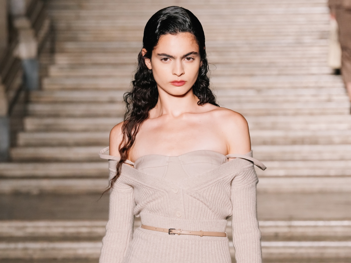 Max Mara Resort 2026: Wet look, άψογη ματ επιδερμίδα και υπέροχα minimal make up looks