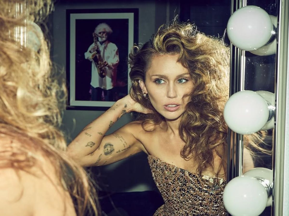 Miley Cyrus: Eπέστρεψε ξανά στα αγαπημένα της baby bangs