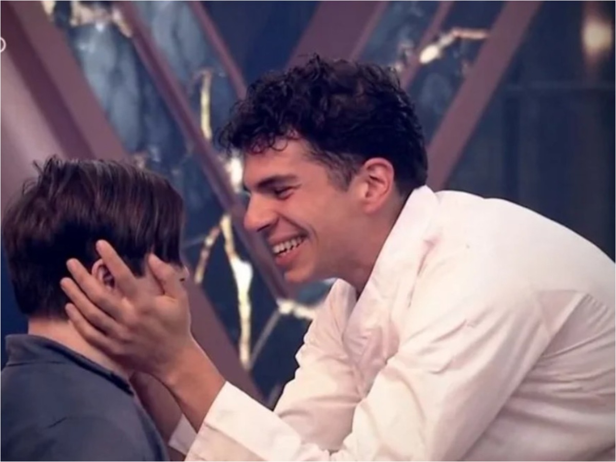 Τελικός MasterChef: Η συγκινητική αγκαλιά του Νέστορα στον αδελφό του – «Μακάρι να μπορούσα να του έχω προσφέρει περισσότερα»