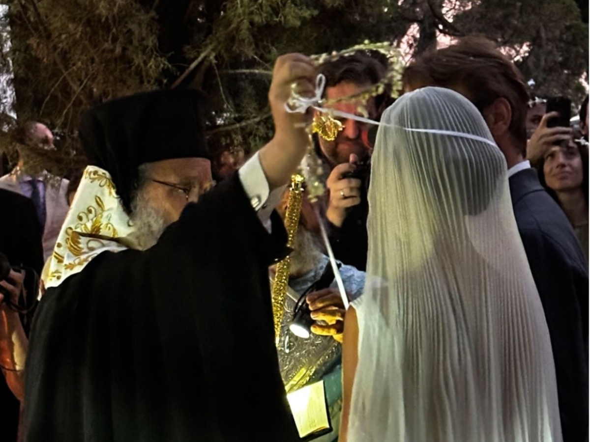 Νικόλας Νιάρχος και Μαλού Ντάλα Πίκολα παντρεύτηκαν στη Σπετσοπούλα – Αυτή είναι η πρώτη φωτογραφία από το μυστήριο