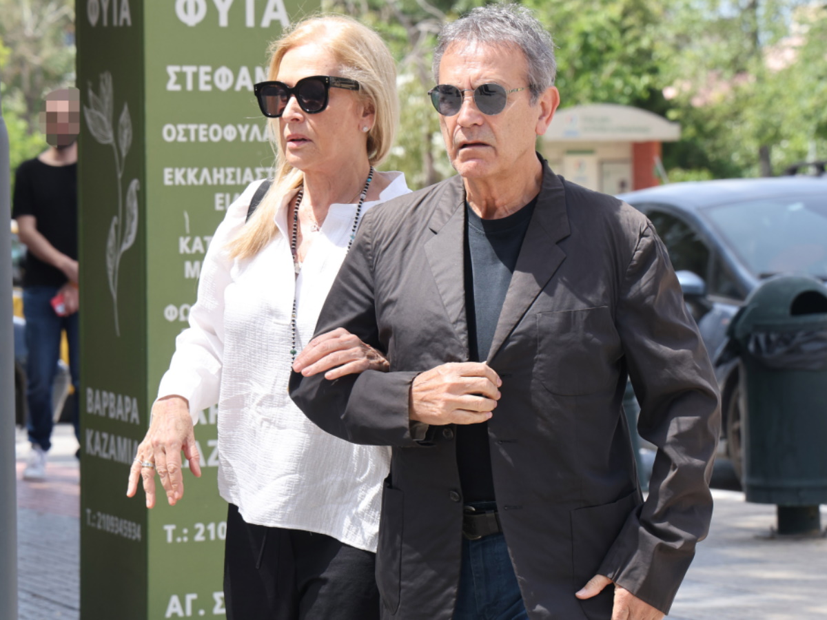 Γιώργος Νταλάρας: Η άβολη στιγμή που η σύζυγός του τον απομακρύνει από τις κάμερες για να μην κάνει δηλώσεις