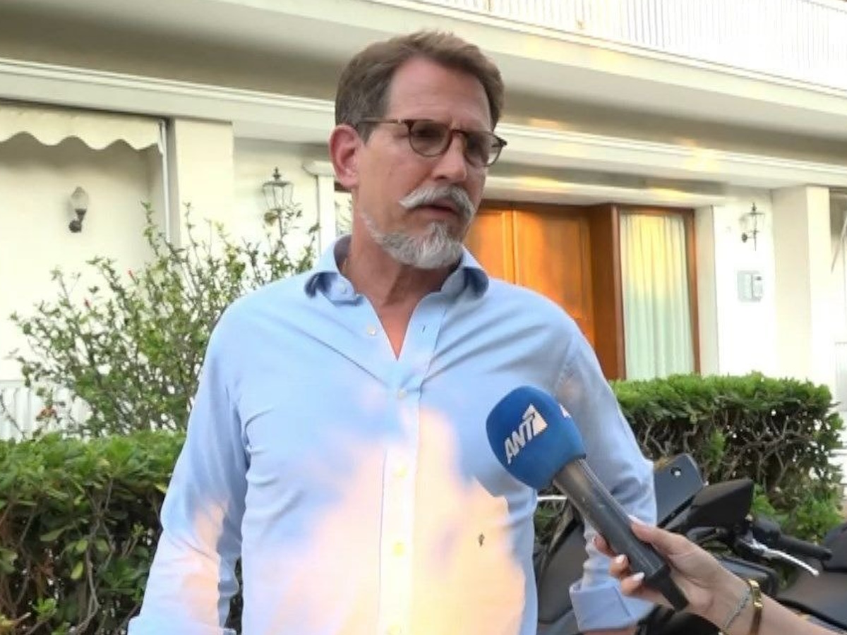 Παύλος Ντε Γκρες: Ενοχλημένος μπροστά στην κάμερα – «Είναι θέμα της κυβέρνησης και όχι δικό μας η ιθαγένεια»