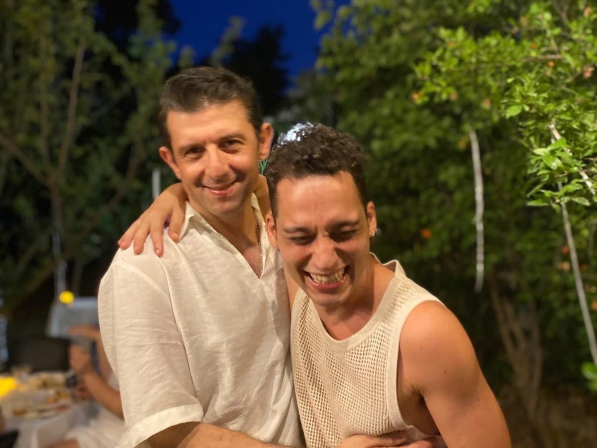 Μιχάλης Οικονόμου: Γιόρτασε την πρώτη επέτειο γάμου του με τον Γιώργο Μακρή με το τραγούδι που τους αφιέρωσε η μητέρα του