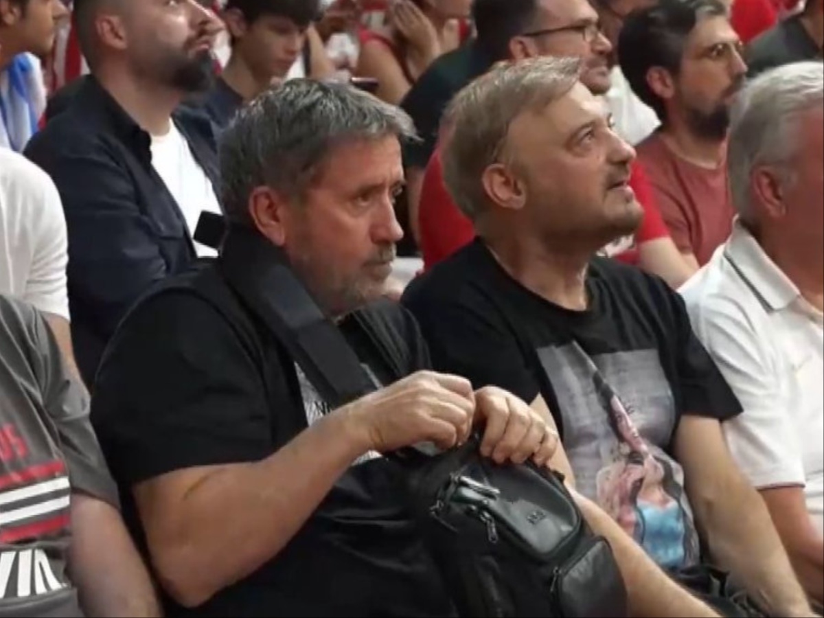 Ολυμπιακός – Παναθηναϊκός: Ο Χρήστος Φερεντίνος και Σπύρος Παπαδόπουλος στα courtseats του ΣΕΦ για τον 4ο τελικό