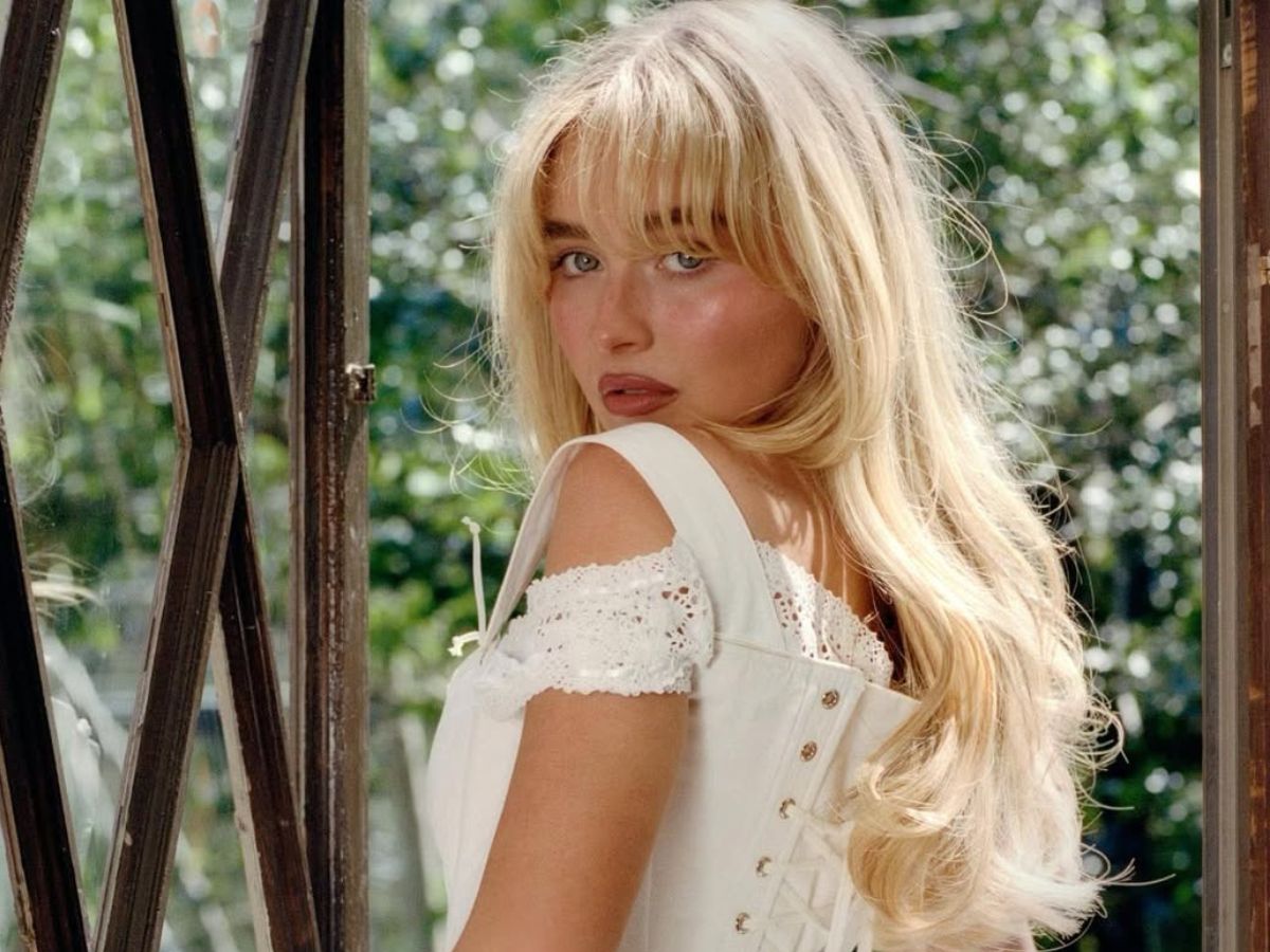 Sabrina Carpenter: Ποζάρει με πιο μακριά μαλλιά από ποτέ στο εξώφυλλο του Rolling Stone