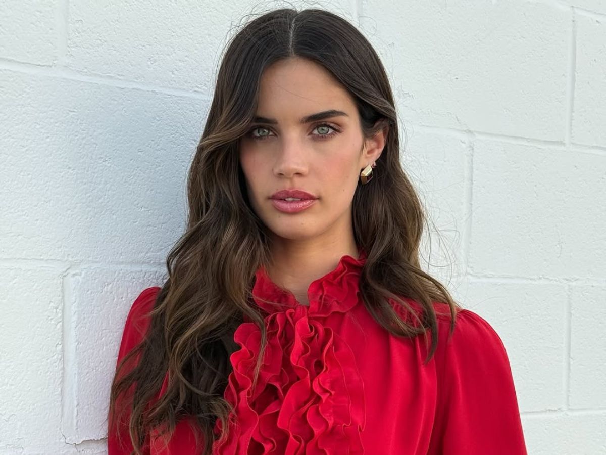 Sara Sampaio: Με καλοκαιρινό wavy hairstyle & δροσερό μακιγιάζ