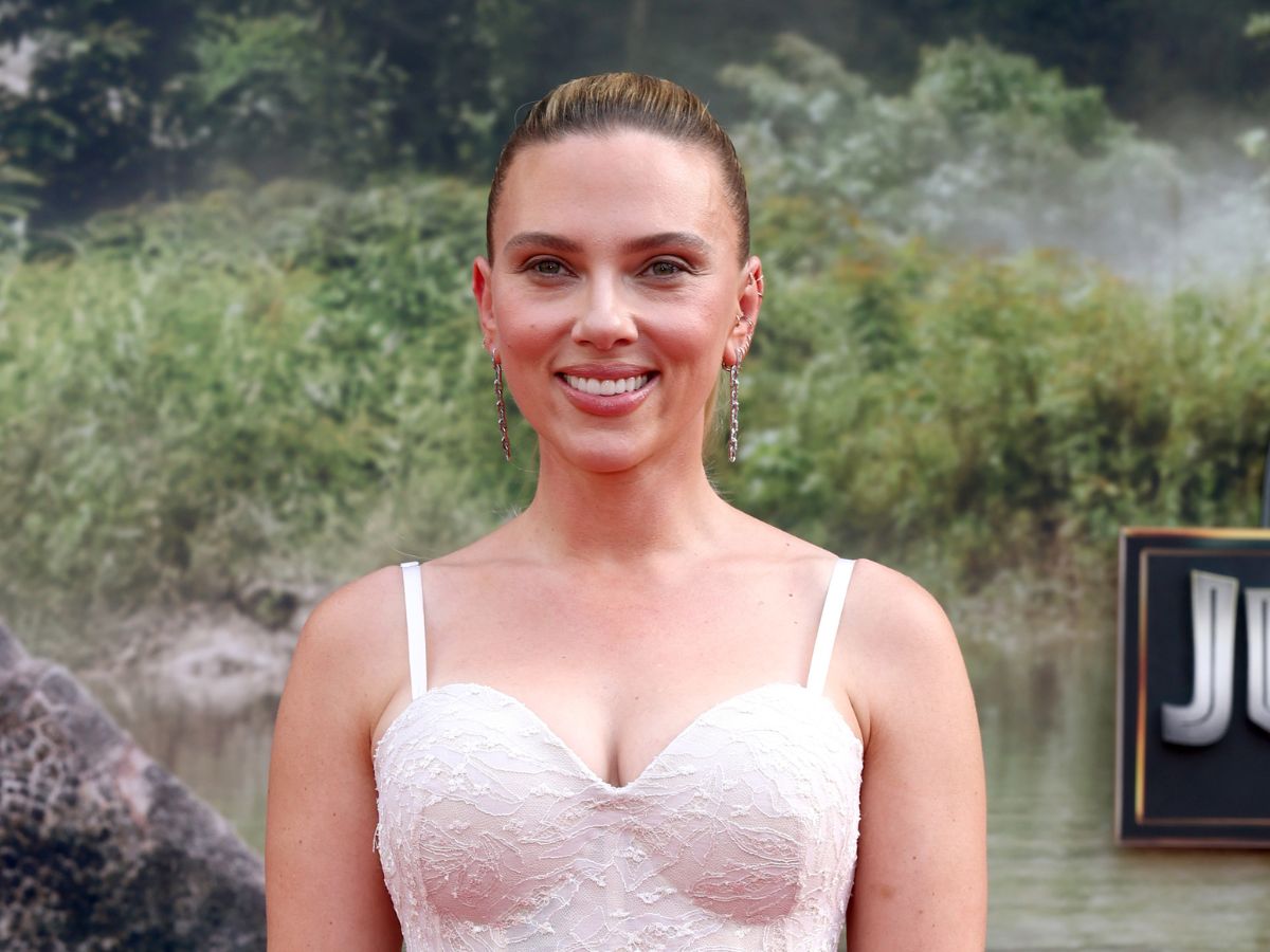 Τα bronze σατινέ χείλη της Scarlett Johansson αιχμαλωτίζουν τη λάμψη του καλοκαιριού