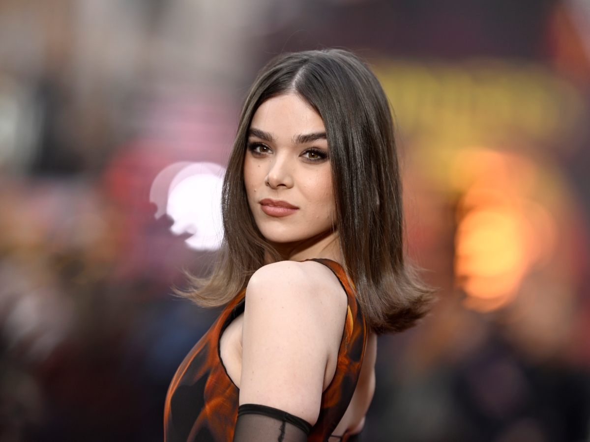 To νυφικό μανικιούρ της Hailee Steinfeld θα σε εμπνεύσει αν ετοιμάζεσαι για καλοκαιρινό γάμο