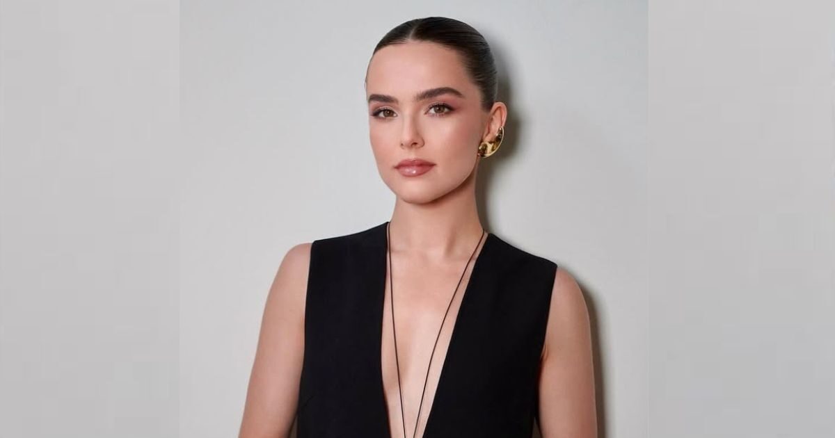 Zoey Deutch: Με ballet bun & μακιγιάζ σε nude τόνους