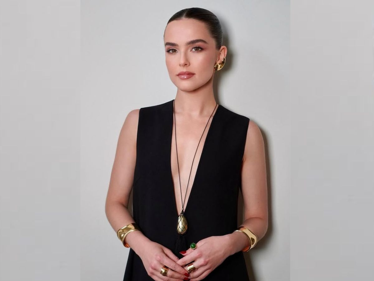 Zoey Deutch: Με ballet bun & μακιγιάζ σε nude τόνους