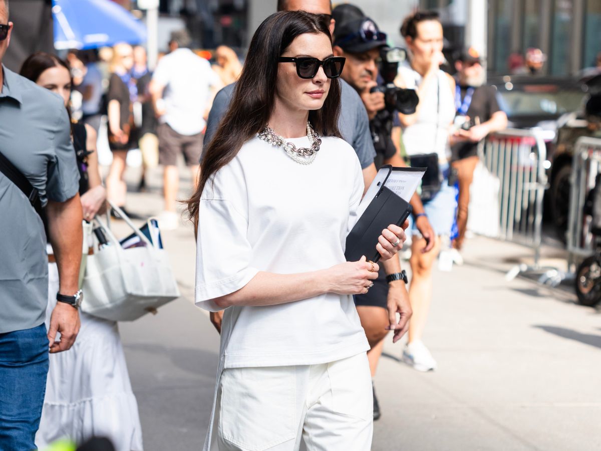 Anne Hathaway: Τα «Mohawk pumps» που φόρεσε στα γυρίσματα του «The Devil Wears Prada 2» μαγνήτισαν τα βλέμματα