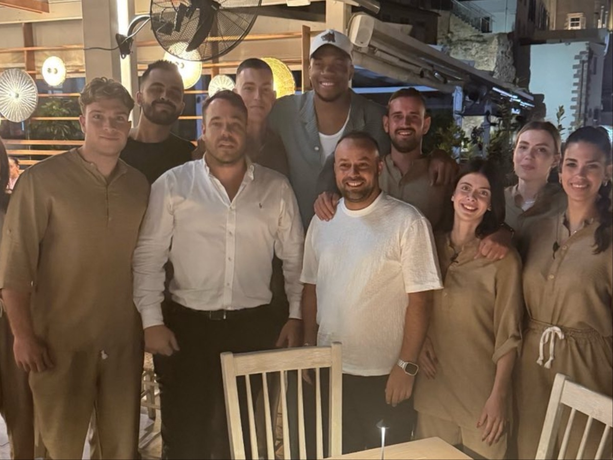 Γιάννης Αντετοκούνμπο: Διακοπές στα Χανιά – Το δείπνο δίπλα στο ενετικό λιμάνι