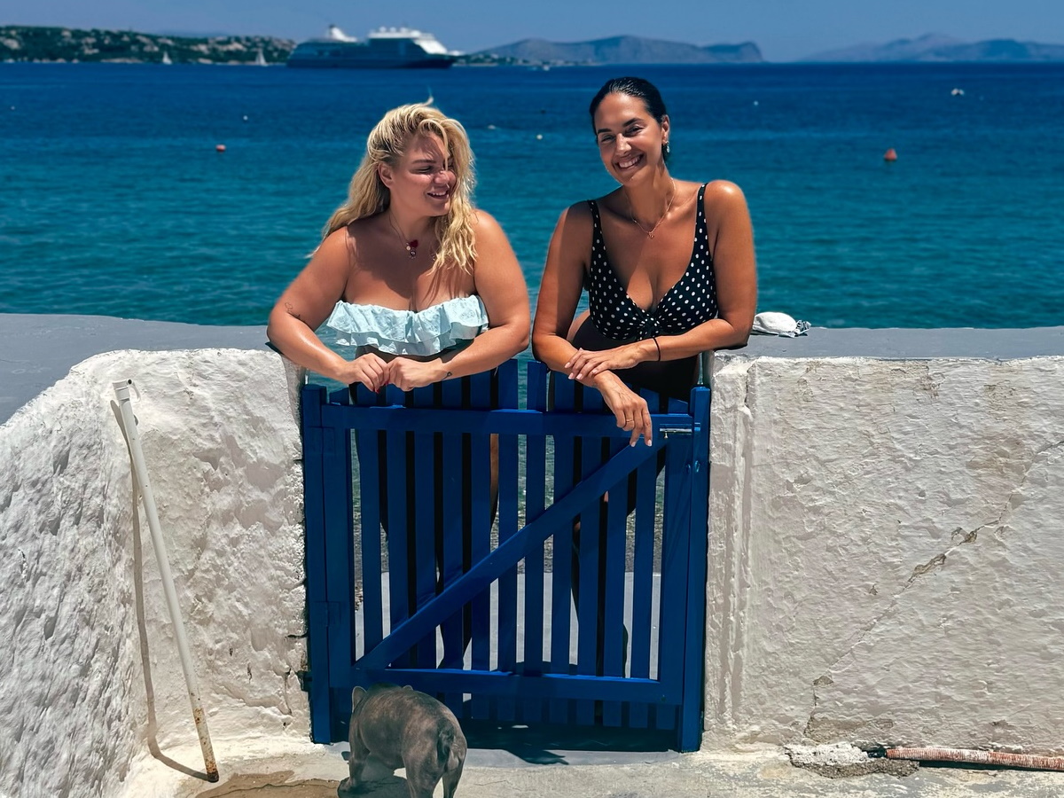 Δανάη Μπάρκα και Νόνη Δούνια ποζάρουν με μαγιό στις κοινές διακοπές τους στις Σπέτσες – Φωτογραφίες