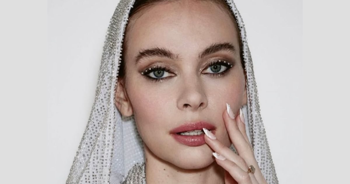 bring on the drama! striking cat- eye look by... Cat eye look με... sparkly πινελιά!