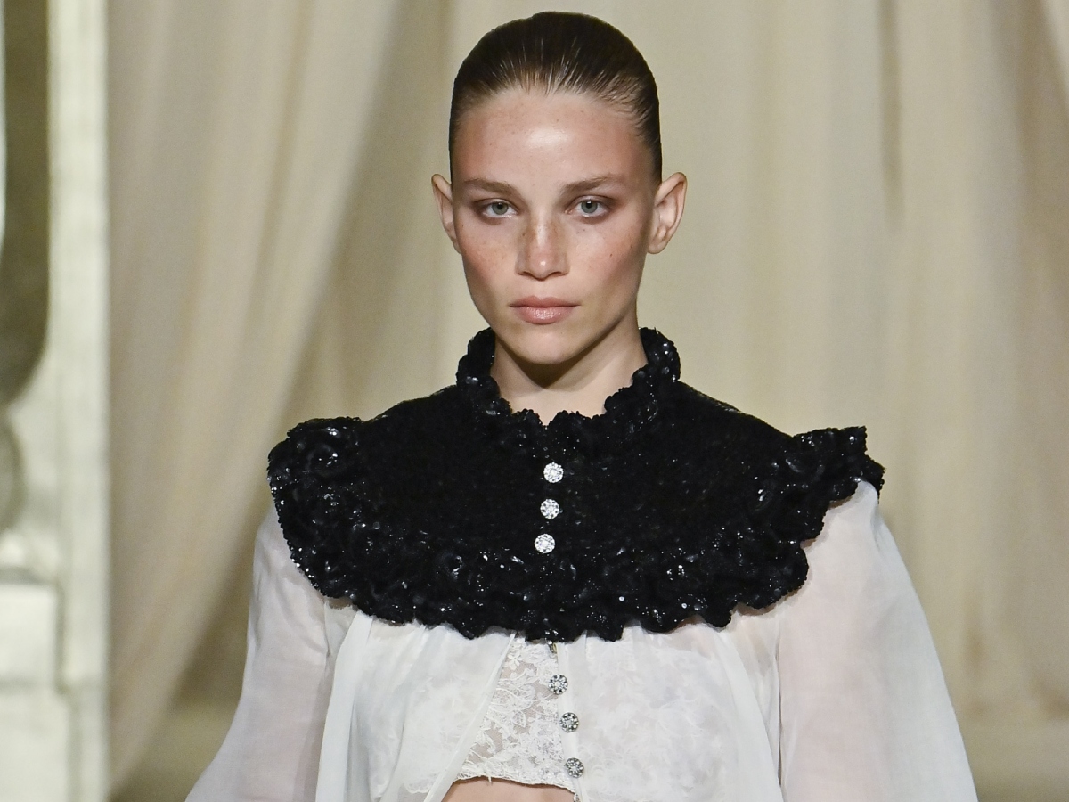 Chanel Couture Show: Ανέμελα buns, αόρατα φρύδια και λάμψη στα ζυγωματικά προτείνει για την επόμενη σεζόν