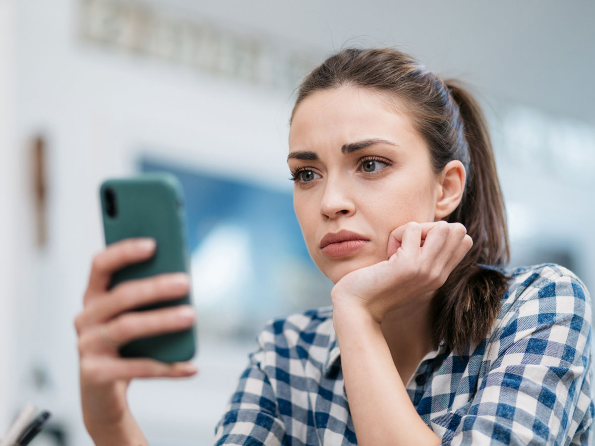 Swipe, match, ghost: Ο έρωτας όπως τον ζει η Gen Y